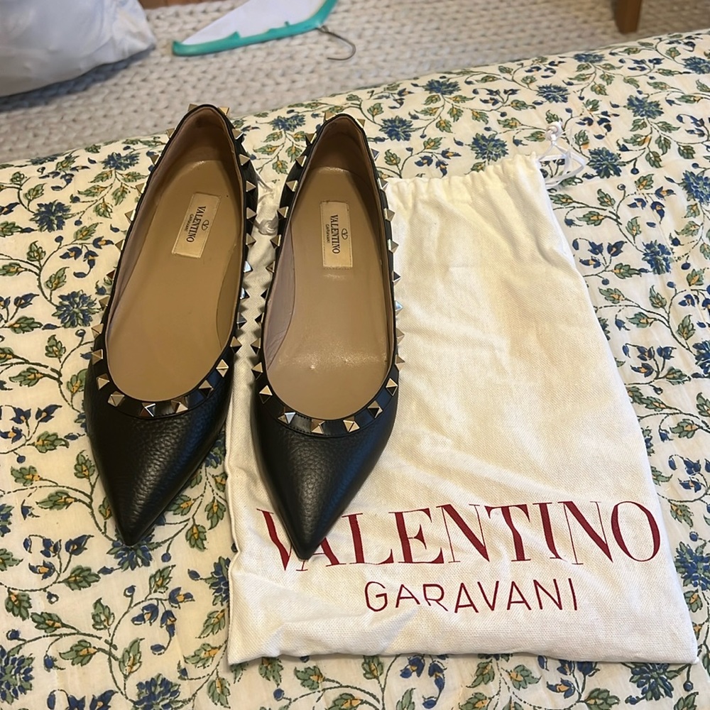 VALENTINO
Rockstud Accents Leather Flats
Size: 8 | IT 38
